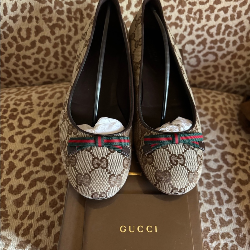 Authentic Gucci GG  Flats W/ Green and Red web bow